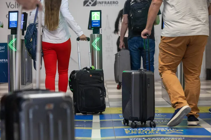 Passageiros no aeroporto de Congonhas, em São Paulo, carregam suas malas de mão