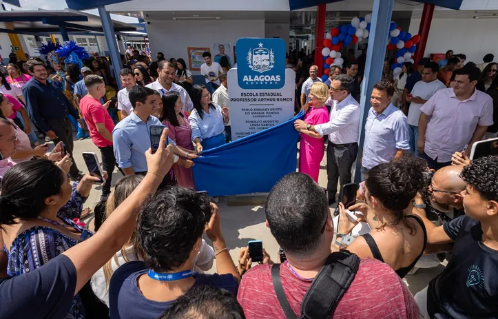 A prefeita Fátima Resende e o secretário Vitor Pereira (dir) inauguraram ontem a nova sede de escola estadual no Pilar