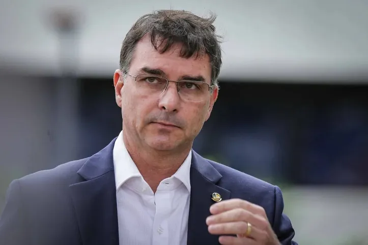 Flávio Bolsonaro anunciou que recebeu do pai a missão de dar continuidade ao projeto político do grupo
