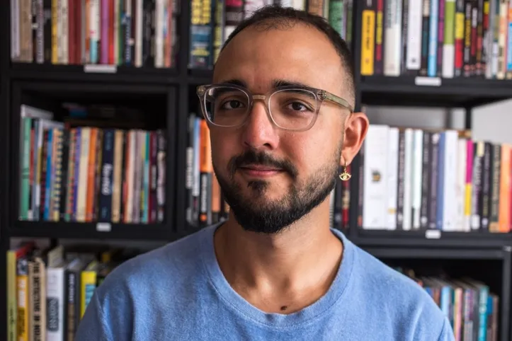 Raphael Montes, vencedor do Prêmio Jabuti, participa da Bienal Internacional do Livro de Alagoas no dia 8 de novembro, no Teatro Gustavo Leite