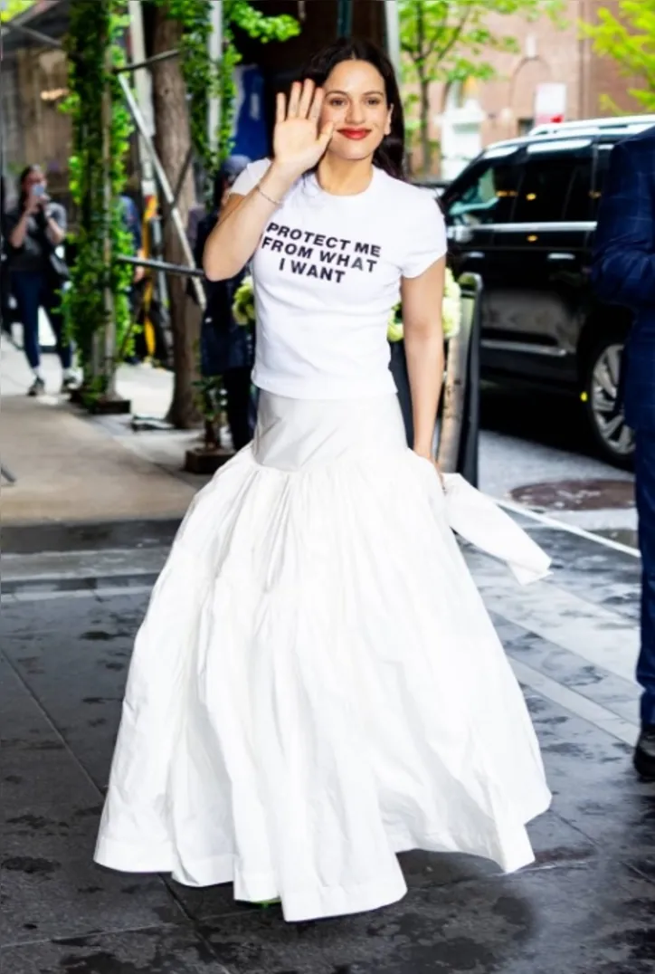 Imagem ilustrativa da imagem Rosalía une moda minimalista, religião e música clássica em nova era