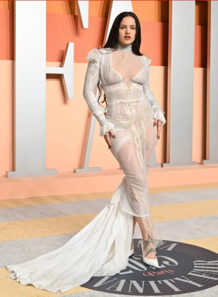 Imagem ilustrativa da imagem Rosalía une moda minimalista, religião e música clássica em nova era