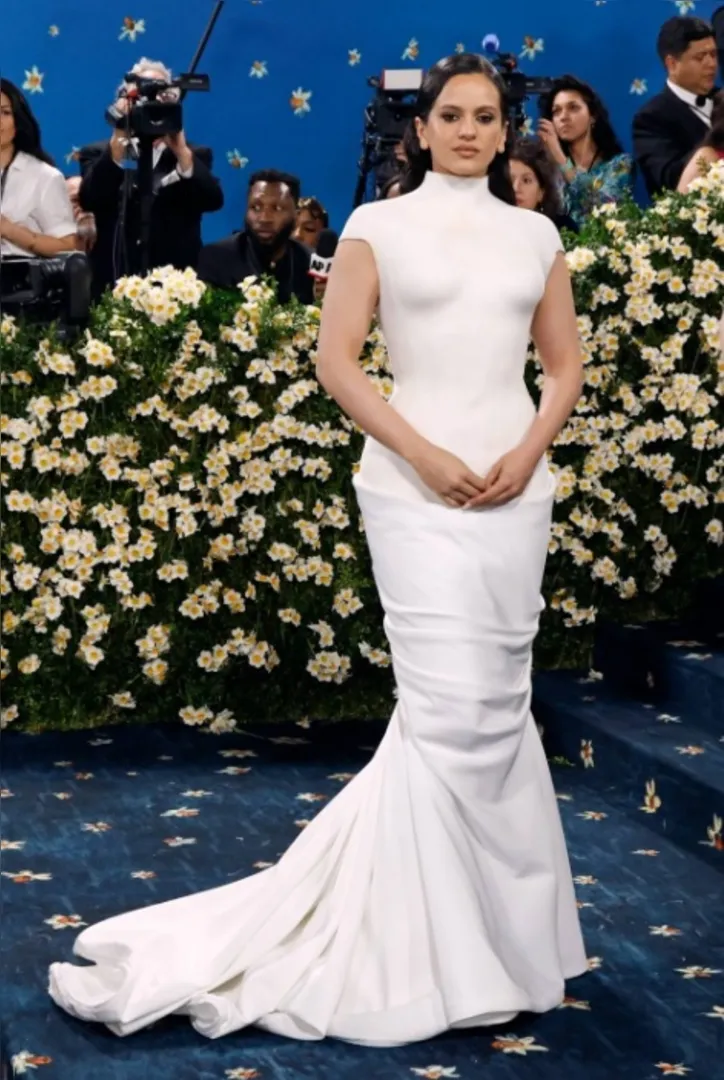 Imagem ilustrativa da imagem Rosalía une moda minimalista, religião e música clássica em nova era