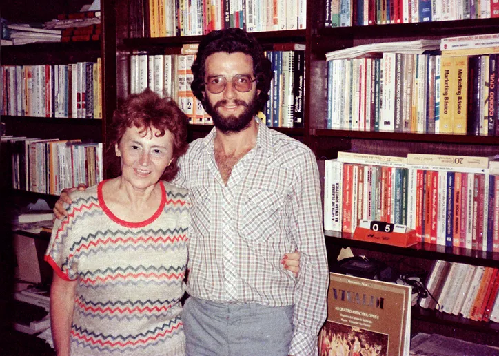 Luciana Stegagno Picchio e Rosalvo Acioli, na biblioteca do anfitrião, em outubro de 1983