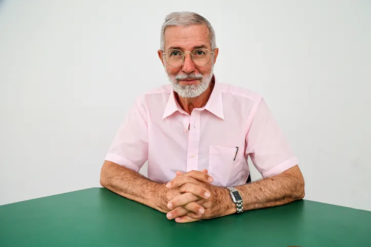 O escritor Rosalvo Acioli conduz a conferência “A Verve Literária e Jornalística de Arnon de Mello”, na Academia Alagoana de Letras