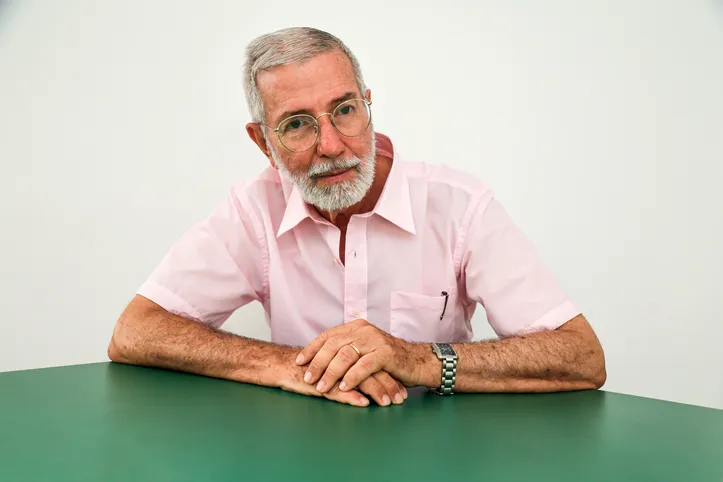 Imagem ilustrativa da imagem Rosalvo Acioli lança livro bilíngue e revisita 41 anos de poesia, memória e rigor