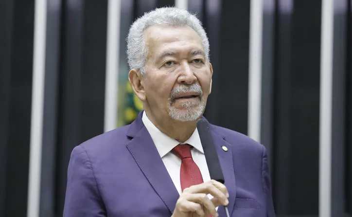 Decisão de Nunes Marques leva à perda de mandato de Paulão e beneficia Nivaldo
