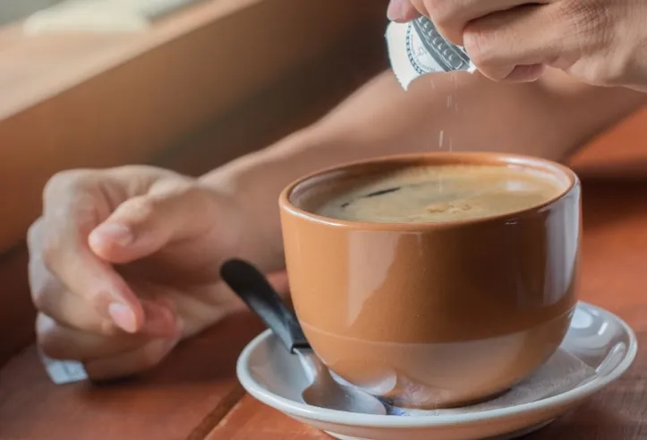 Imagem ilustrativa da imagem Trocar açúcar por adoçante emagrece? Especialista explica