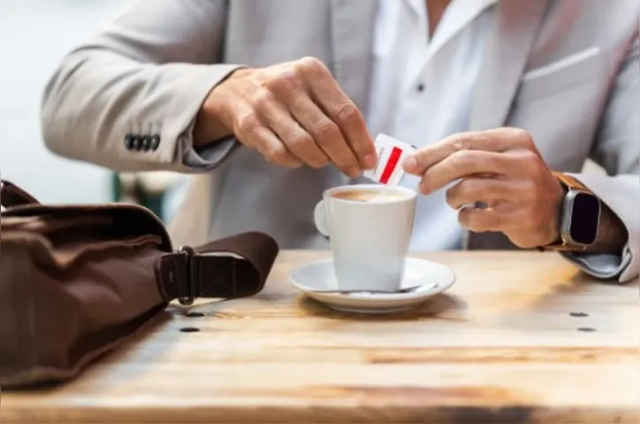 Imagem ilustrativa da imagem Trocar açúcar por adoçante emagrece? Especialista explica