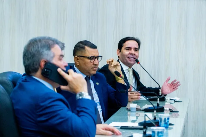 Kelmann Vieira (esq.) propôs a criação de comissão para visitar a área de saúde do Estado