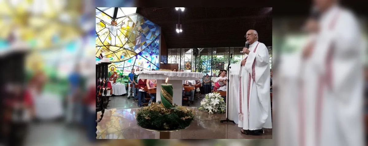 Primeira missa do padre Júlio Lancelotti após punição tem igreja lotada
