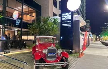 Exposição de carros antigos encanta público na orla de Maceió