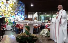 Primeira missa do padre Júlio Lancelotti após punição tem igreja lotada