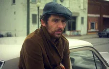 Um homem tentando caber onde não existe espaço