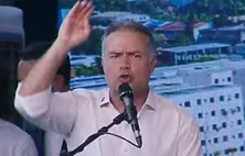 Renan Filho exalta governo Lula durante entrega de casas