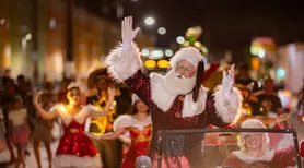 Véspera natalina tem desfile na orla de Maceió