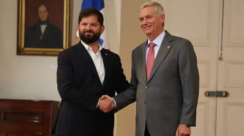 Após telefonema, Boric recebe Kast e inicia transição de governo - Imagem
