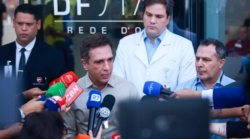 Bolsonaro é submetido a mais um procedimento para conter soluço - Imagem