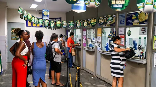 Com prêmio recorde de R$ 1 bilhão, brasileiros buscam fortuna inédita - Imagem