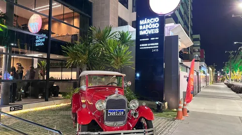 Exposição de carros antigos encanta público na orla de Maceió - Imagem