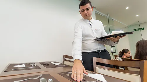 Setor de serviços acumula alta de 2,3% no ano, aponta IBGE - Imagem