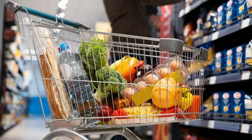 Alagoanos gastam quase 50% do salário com a cesta básica - Imagem