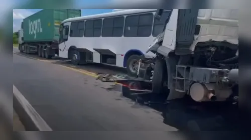Engavetamento no CE envolve ônibus de AL com família inteira - Imagem