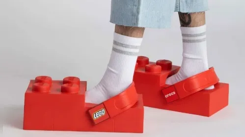 Lego x Crocs: collab traz calçado inusitado - Imagem