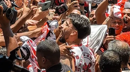 Nos braços da Nação, Paquetá chega ao Rio para assinar com o Fla - Imagem