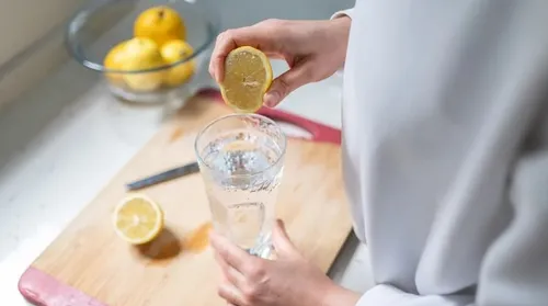 Nutricionistas listam benefícios do consumo diário de água com limão - Imagem