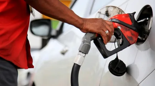 Combustíveis: governo adia retirada do subsídio para gasolina - Imagem