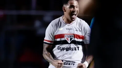 São Paulo vira sobre Flamengo e estreia com vitória no Brasileirão - Imagem