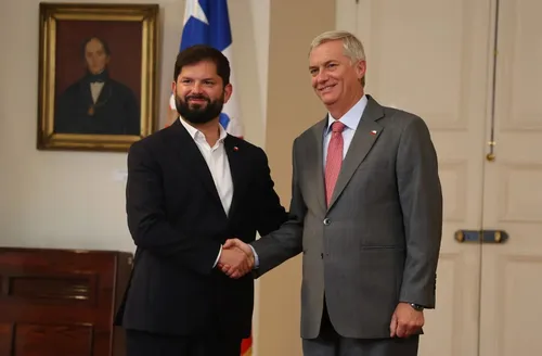 Após telefonema, Boric recebe Kast e inicia transição de governo