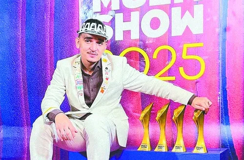 Cantor João Gomes usa hand made alagoano no Prêmio Multishow