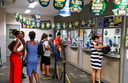 Com prêmio recorde de R$ 1 bilhão, brasileiros buscam fortuna inédita