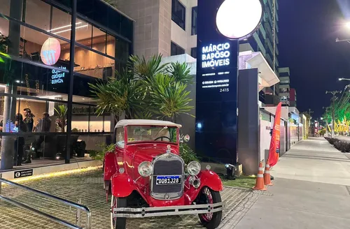 Exposição de carros antigos encanta público na orla de Maceió