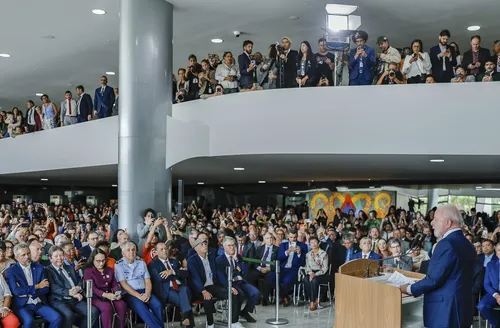 Lula veta integralmente PL que reduz penas de condenados por 'atos golpistas'