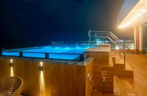 Mãe e filho morreram por choque elétrico em pousada, aponta IML