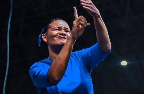 Mãos que pregam: tradução em Libras se fortalece nas igrejas evangélicas em Alagoas