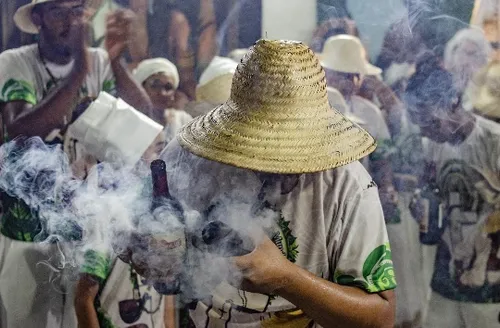 Mostra aborda entidades de religiões de matriz africana com sensibilidade