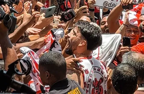 Nos braços da Nação, Paquetá chega ao Rio para assinar com o Fla