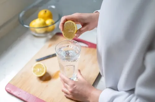 Nutricionistas listam benefícios do consumo diário de água com limão