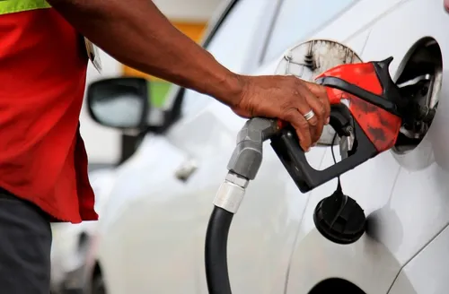 Petrobras anuncia redução de 5,2% no preço da gasolina