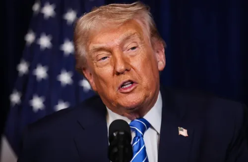 Trump diz que ‘enorme armada’ segue rumo ao Irã