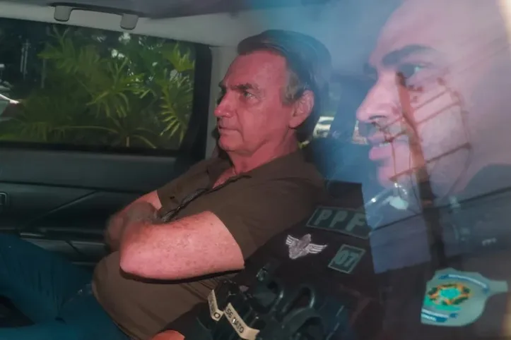 Bolsonaro deixa o hospital após ser submetido a tomografia, ressonância magnética e eletroencefalograma devido a queda