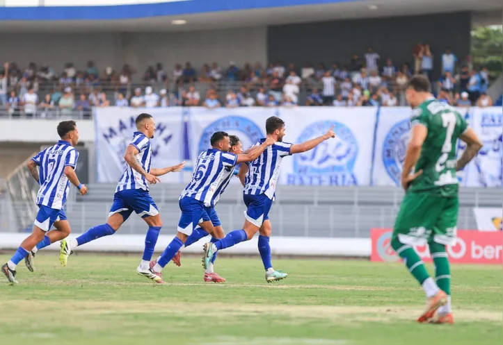 Jogadores comemoram o primeiro gol do CSA, feito por Rayan