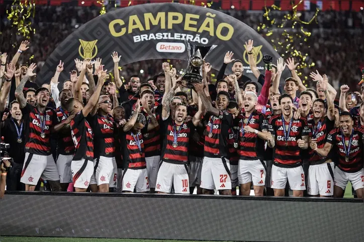 Flamengo levanta o troféu de campeão brasileiro de 2025
