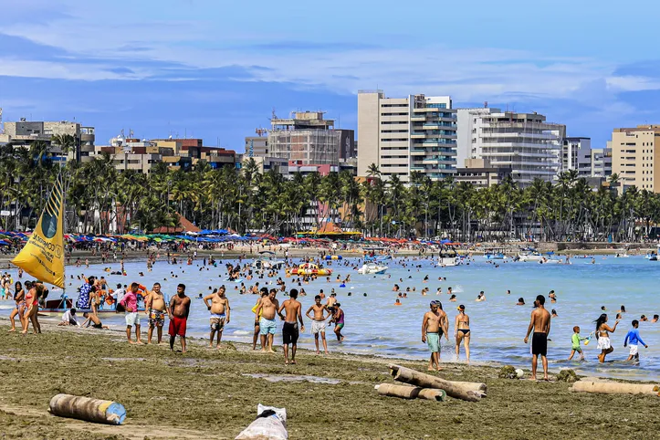 Dentre as recomendações estão usar roupas leves, claras e confortáveis e aplicar protetor solar