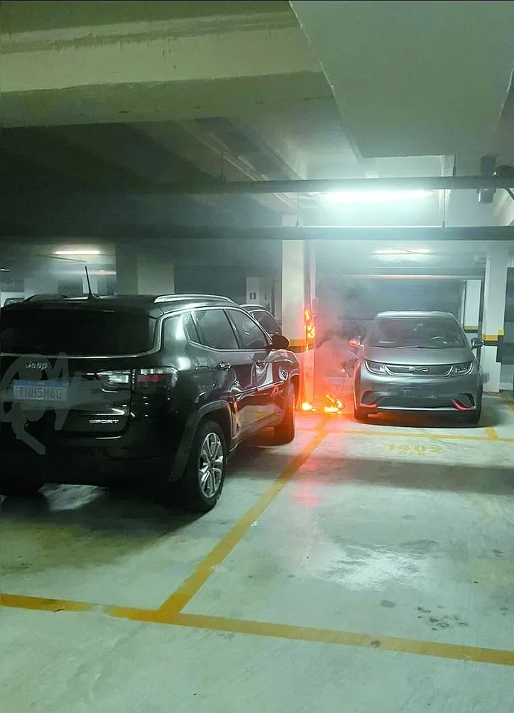 Incêndio atingiu ponto de recarga para carro elétrico no estacionamento de um condomínio no bairro de Cruz das Almas
