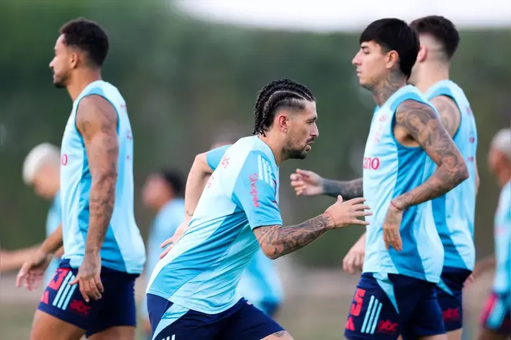Arrascaeta e companheiros de Flamengo em treino no Catar